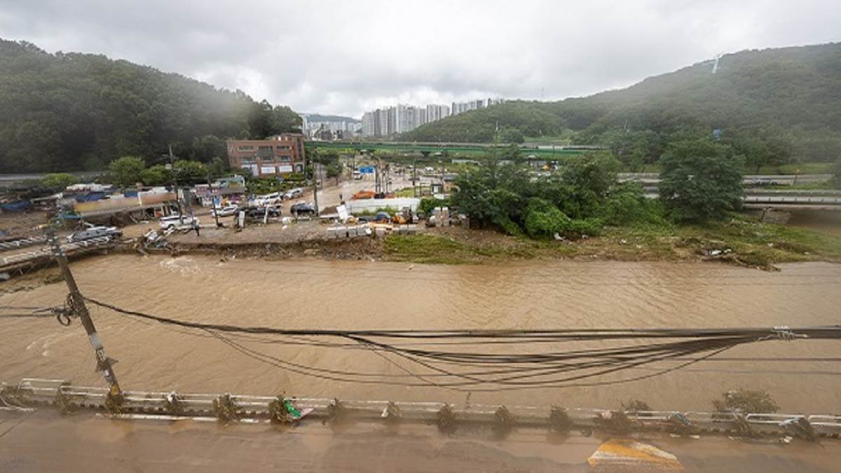 दक्षिण कोरिया के सियोल में भारी बारिश से आई बाढ़।