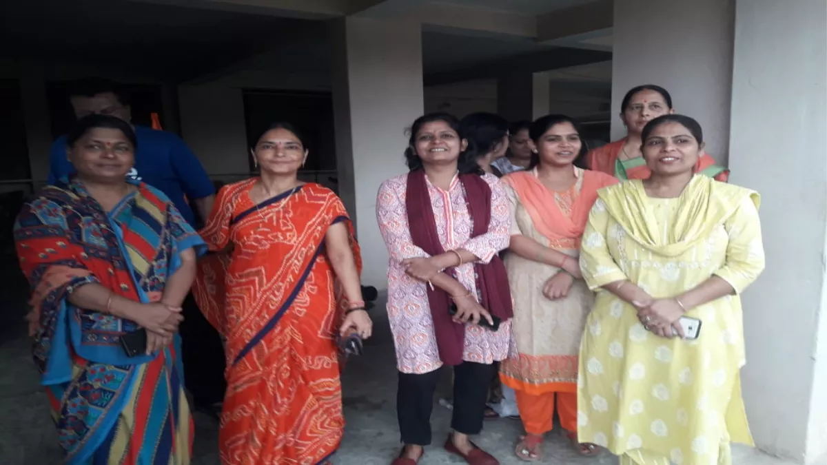 Varanasi News : निष्पक्ष कार्रवाई से खुश होकर सोसाइटी की महिलाओं ने योगी सरकार के प्रति जताया आभार