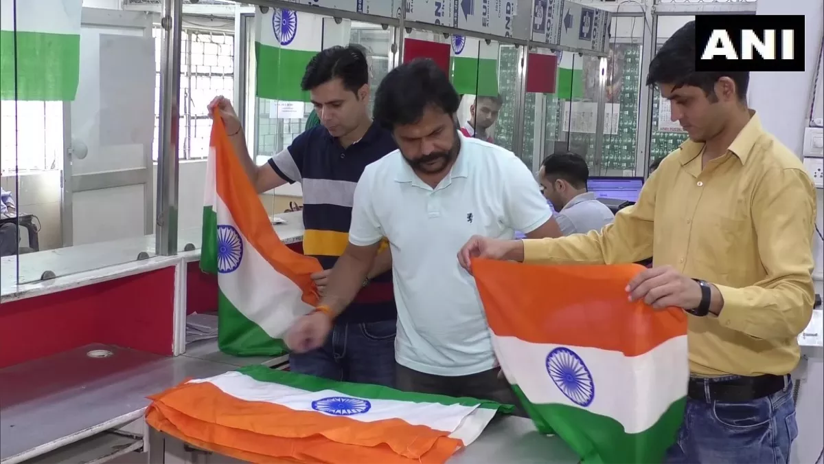 Har Ghar Tiranga Campaign: तिरंगे के रंग में रंग रहा देश, सोशल मीडिया पर चल रहा सेल्फी ट्रेंड, झंडा लगाएं और पाएं Certificate