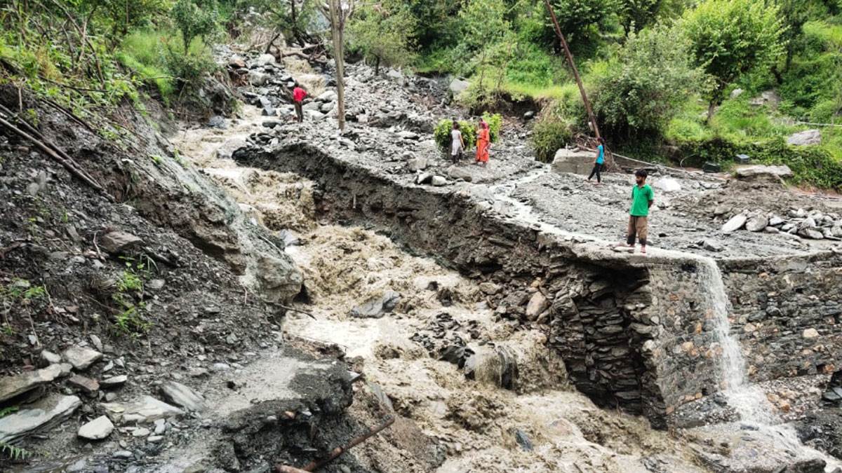 Uttarakhand Weather News उत्‍तरकाशी में स्योरी मोटर मार्ग वर्षा के कारण पांच स्थानों पर बाधित हुआ है।