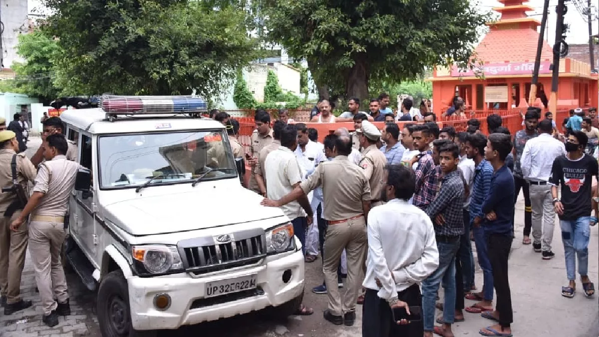 Moradabad News विहिप नेता की छत पर मांस के टुकड़े मिलने पर बवाल, दूसरे