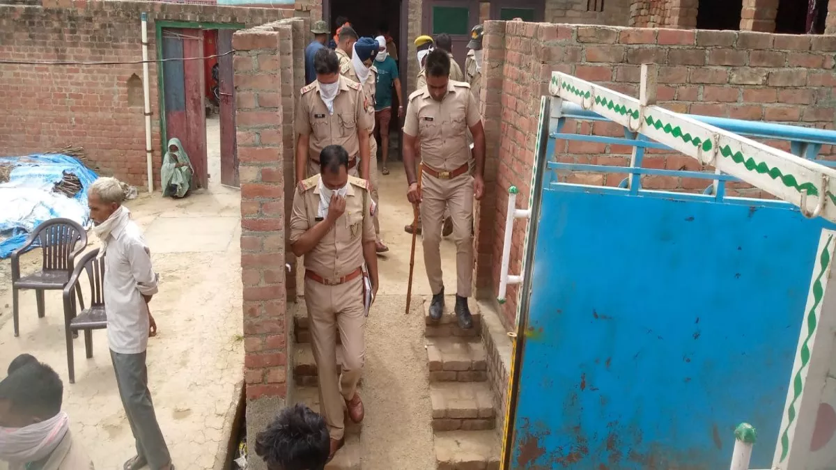 Shahjahanpur Crime: शराब पीकर पहले दोनों झगड़े फिर पति फंदे से लटका, पत्नी ने गड्ढा खोदकर शव कमरे में दफनाया