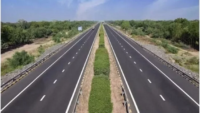 सांबा में भारी बारिश, जम्मू पठानकोट नेशनल हाईवे के किनारे गिरी घर की दीवार