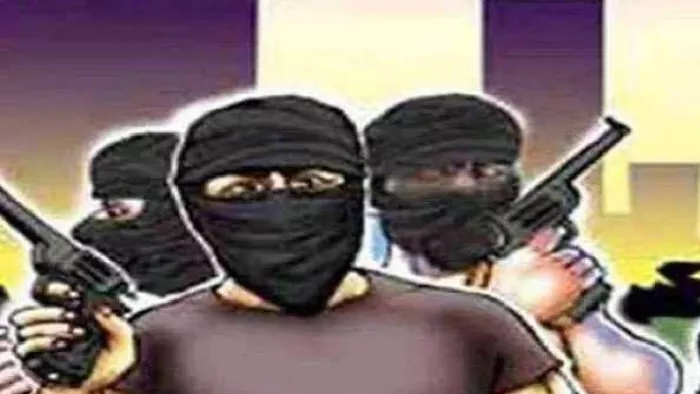असलहे के बल पर बदमाशों ने की युवक से लूट, पुलिस को देख मोटरसाइकिल छोड़ भागे; तलाश जारी