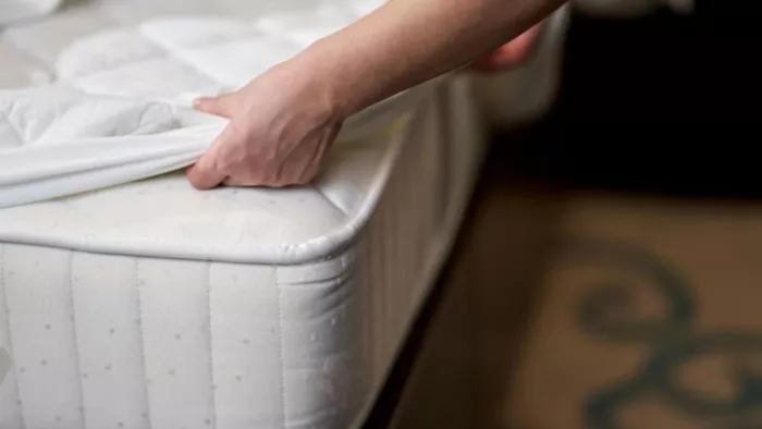 Mattress Cleaning Hacks: इन टिप्स की मदद से गद्दे की सीलन को करें दूर