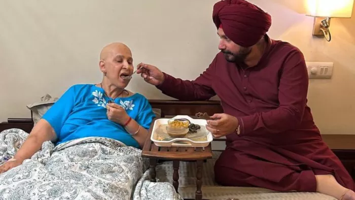 कैंसर से पीड़ित पत्नी की सेवा करते नजर आए कांग्रेस नेता नवजोत सिंह सिद्धू