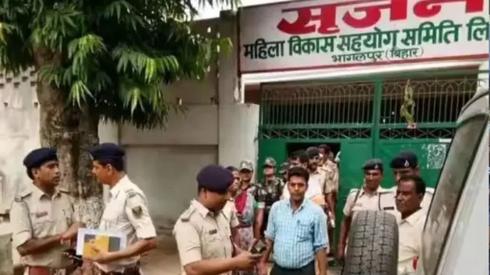 सृजन घोटाले को लेकर छापेमारी करते अधिकारी। फोटो- जागरण