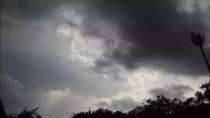 UP Weather Alert: यूपी के छह जिलों में भारी बारिश समेत 25 जिलों में  सामान्‍य वर्षा के आसार, तापमान में ग‍िरावट - up weather monsoon Heavy rain  alert update today Hailstorms in