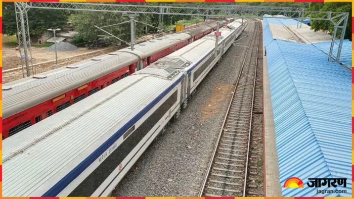 उदयपुर के प्रतानगर रेलवे स्टेशन पर खड़ी वंदे भारत एक्स्प्रेस। (फोटो- जागरण)