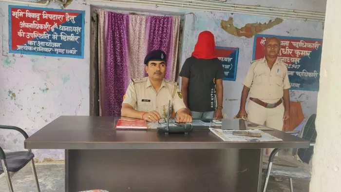 फेनहारा थाना में गिरफ्तार आरोपित के साथ पुलिस।