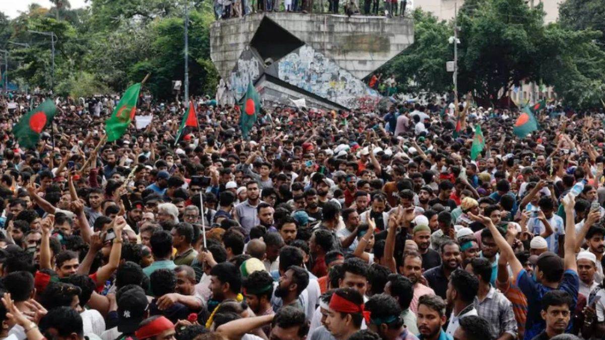 बांग्लादेश हमारी मातृभूमि है और हम कहीं नहीं जाएंगे', सड़कों पर प्रदर्शन  करते हुए बोले हिंदू समुदाय के लोग - We will remain in our land Protesting  Hindus in ...