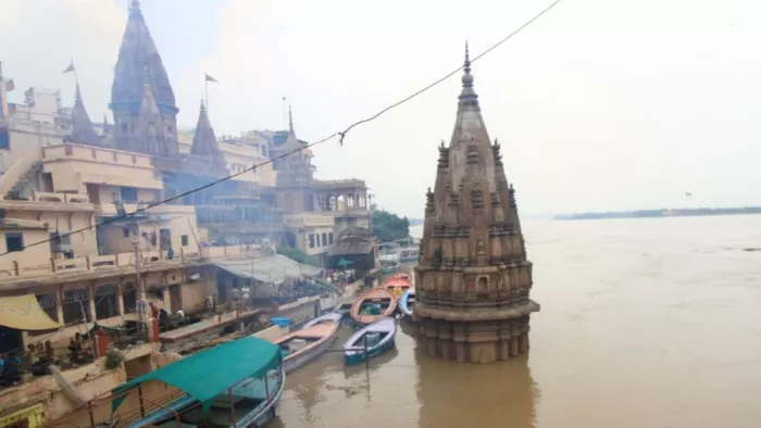 गंगा का जलस्तर बढ़ने के बाद मणिकर्णिका घाट मार्ग की मंदिर डूबा । जागरण