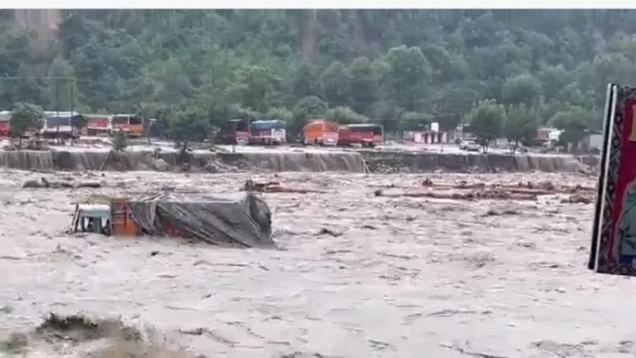 बाढ़ से हिमाचल को करीब 842 करोड़ रुपये का नुकसान हुआ (फाइल फोटो)