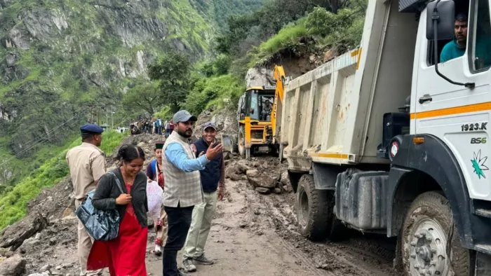 Himachal Rain: बादल फटने से भारी तबाही, बारिश में बह गई मेहनत।