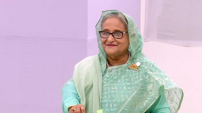 शेख हसीना के बेटे ने कहा है कि उनकी मां ने प्रधानमंत्री पद से इस्तीफा नहीं दिया था।