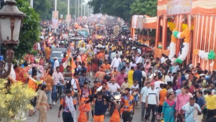 दिल्ली रोड पर उमड़ी शिवभक्तों की भीड़।