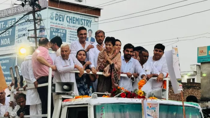 Haryana News लोगों का अभिवादन स्वीकार करती हुई कुमारी सैलजा (जागरण फोटो)