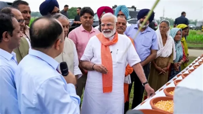 प्रधानमंत्री ने इस दौरान वहां मौजूद किसानों और वैज्ञानिकों से भी चर्चा की। (Photo- ANI)