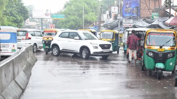 वाहनों की संख्या बढ़ने और सड़कों के सिकुड़ने से जाम