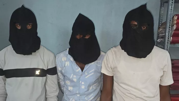 पुलिस की गिरफ्त में आए तीनों मुन्नाभाई