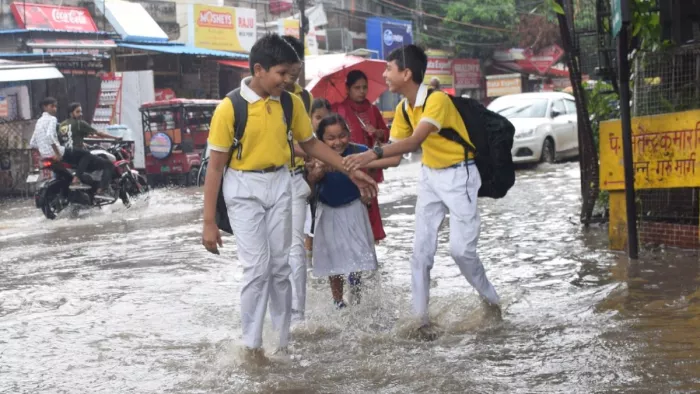 कानपुर में स्कूल की छुट्टी हुई तो बच्चे पानी में उछल कूद करते हुए मस्ती करने लगे। संजय यादव