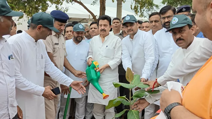 केएमपी एक्सप्रेसवे के किनारे लगाए जाएंगे एक लाख एक हजार पौधे।