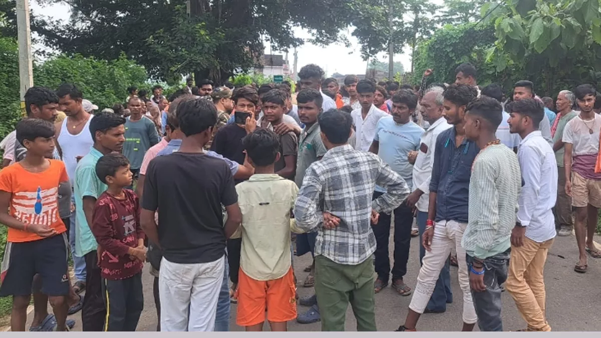 मोटरसाइकिल के धक्के से अधेड़ व्यक्ति की मौत, गुस्साए ग्रामीणों ने किया सड़क को जाम