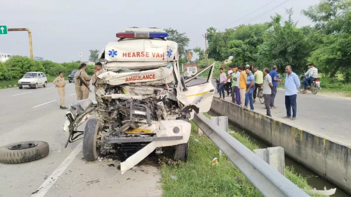 भदोही में चालक को आई झपकी तो खड़े कंटेनर में भिड़ी एंबुलेंस, बिहार की दो महिलाओं की मौत