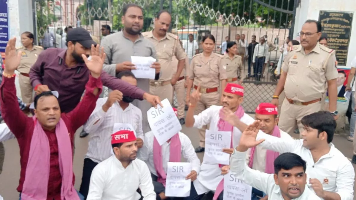 UP: अखिलेश यादव की गिरफ्तारी के विरोध में युवा संगठनों का प्रदर्शन, पुलिस से झड़प भी हुई