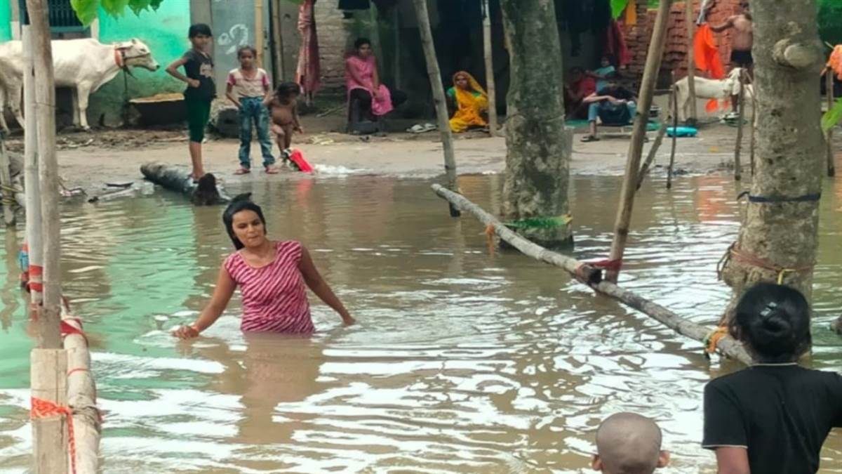 https://www.jagranimages.com/images/newimg/11082025/11_08_2025-ballia_flood_24009855.jpg