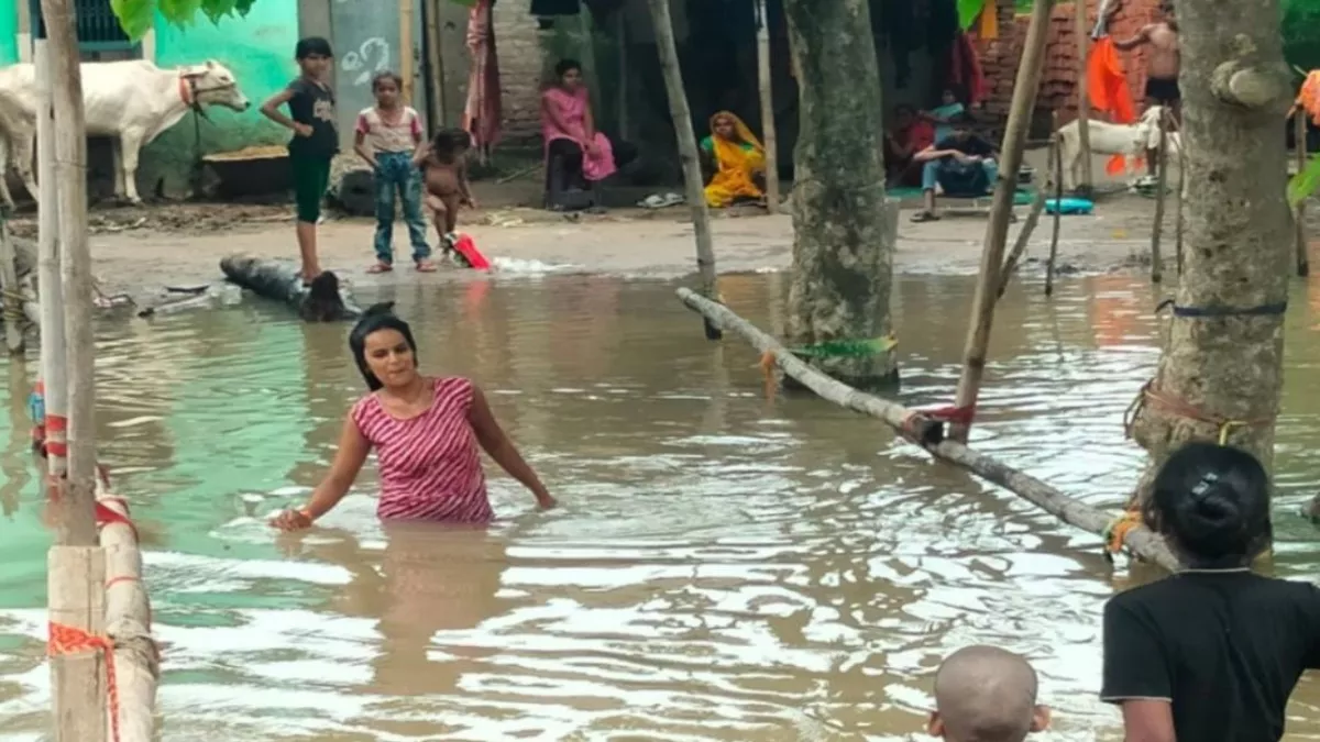 बलिया में बाढ़ के कहर से जीवन अस्त-व्यस्त, चार लाख की आबादी सर्वाध‍िक प्रभाव‍ित