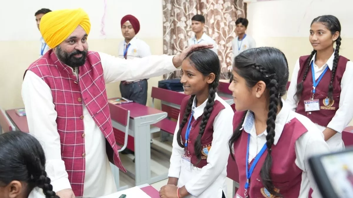 CM भगवंत मान ने करोड़ों की लागत से नर्सिंग ट्रेनिंग स्कूल का किया उद्घाटन, 12 मोबाइल कैंसर स्क्रीनिंग बसों को दिखाई हरी झंडी