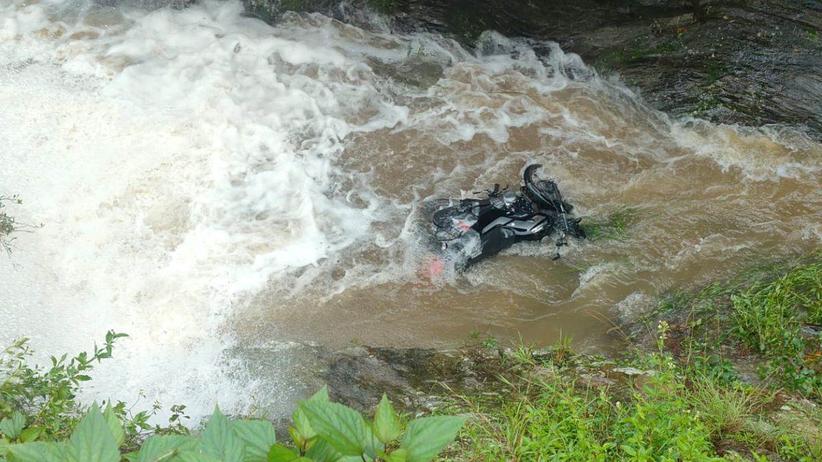 https://www.jagranimages.com/images/newimg/11082025/11_08_2025-bike_in_water_ramnagar_24009921.jpg