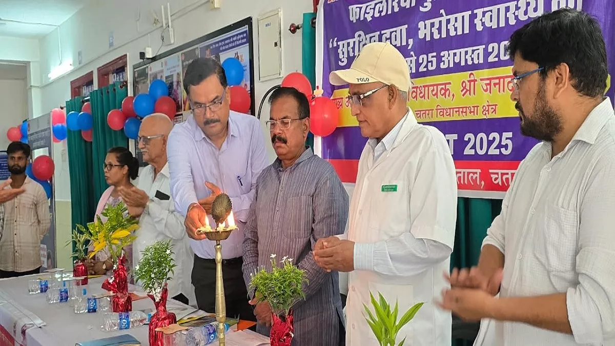 Jharkhand Health: विधायक जनार्दन पासवान ने खाई कृमि नाशक दवा, लोगों ने बचाईं तालियां, फिर...