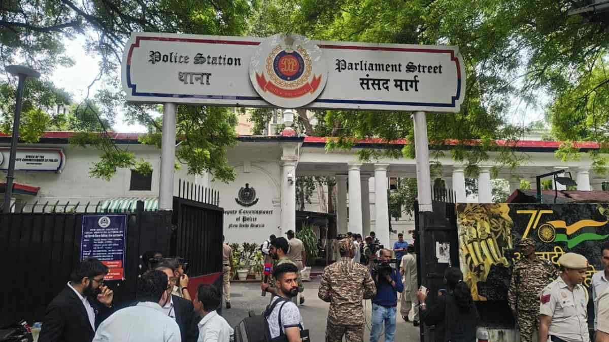 https://www.jagranimages.com/images/newimg/11082025/11_08_2025-delhi_police_24009696_144447788.jpg