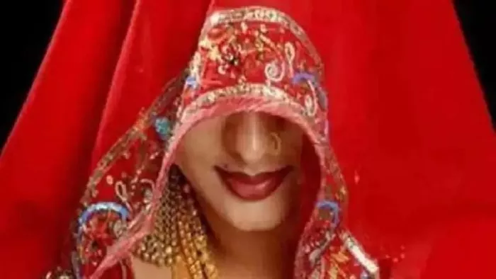 पति की बाइक से कूदकर थाने पहुंची पत्नी, बोली- प्रेमी के साथ रहूंगी