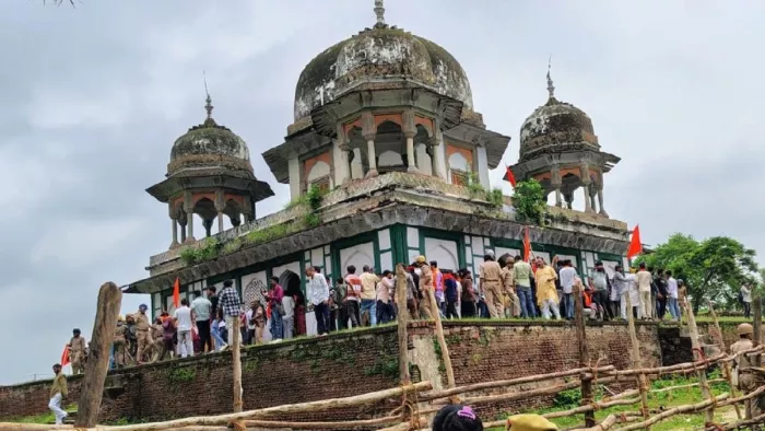 मकबरा के अंदर घुसकर तोड़ी मजार लहराया भगवा।