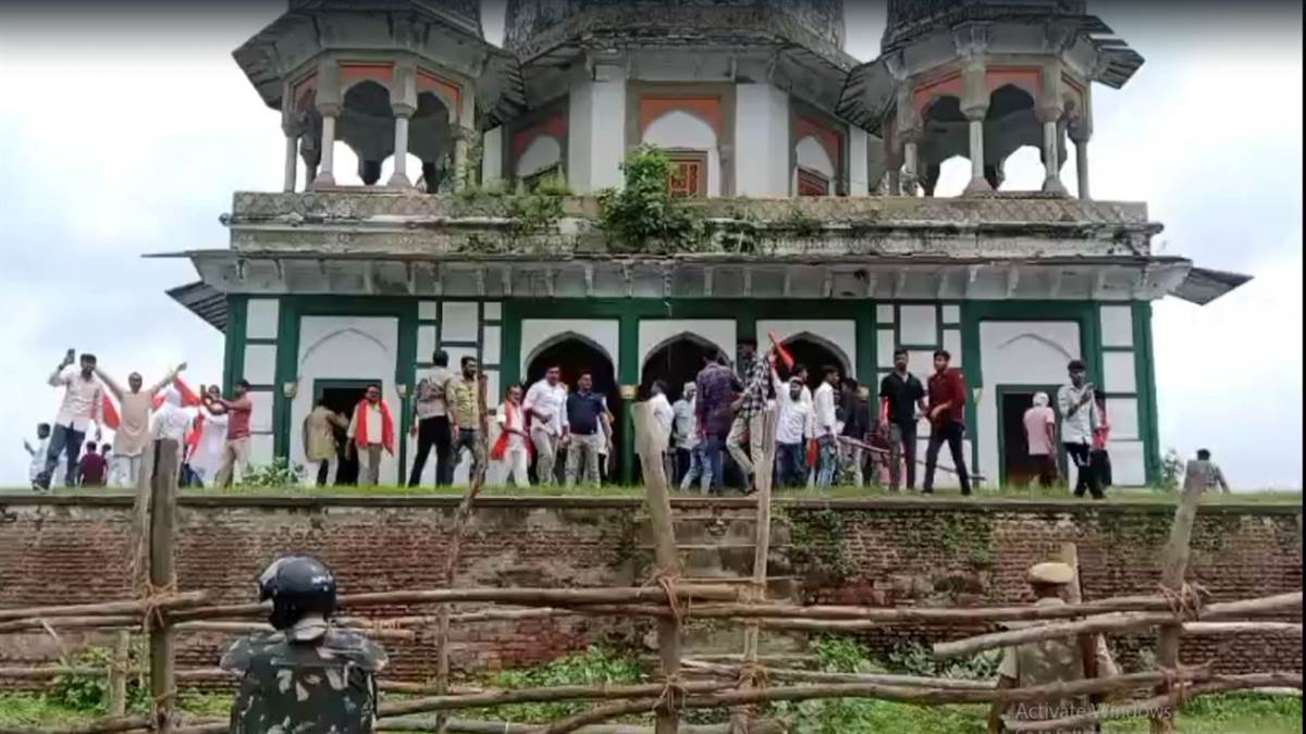 https://www.jagranimages.com/images/newimg/11082025/11_08_2025-fatehpur_tomb_or_thakur_ji_temple_dispute_24009802.jpg