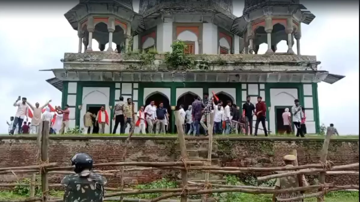 फतेहपुर में मकबरा या ठाकुर जी मंदिर; हिंदू संगठन के आह्वान पर घुसी भीड़, पथराव, जानें पूरा मामला