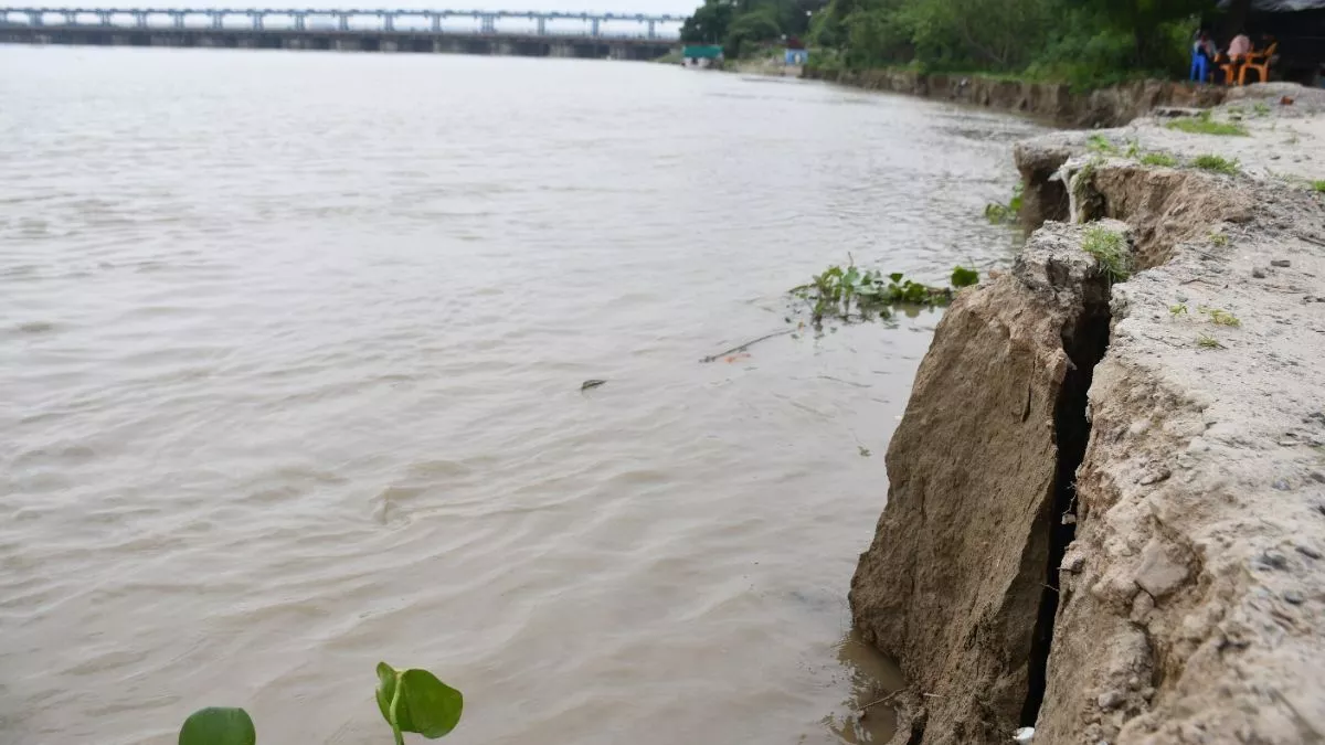 कानपुर में तेजी से बढ़ रहा गंगा का जलस्तर, चेतावनी बिंदु से 68CM दूर, घाट डूबे; खेतों में पहुंचा पानी