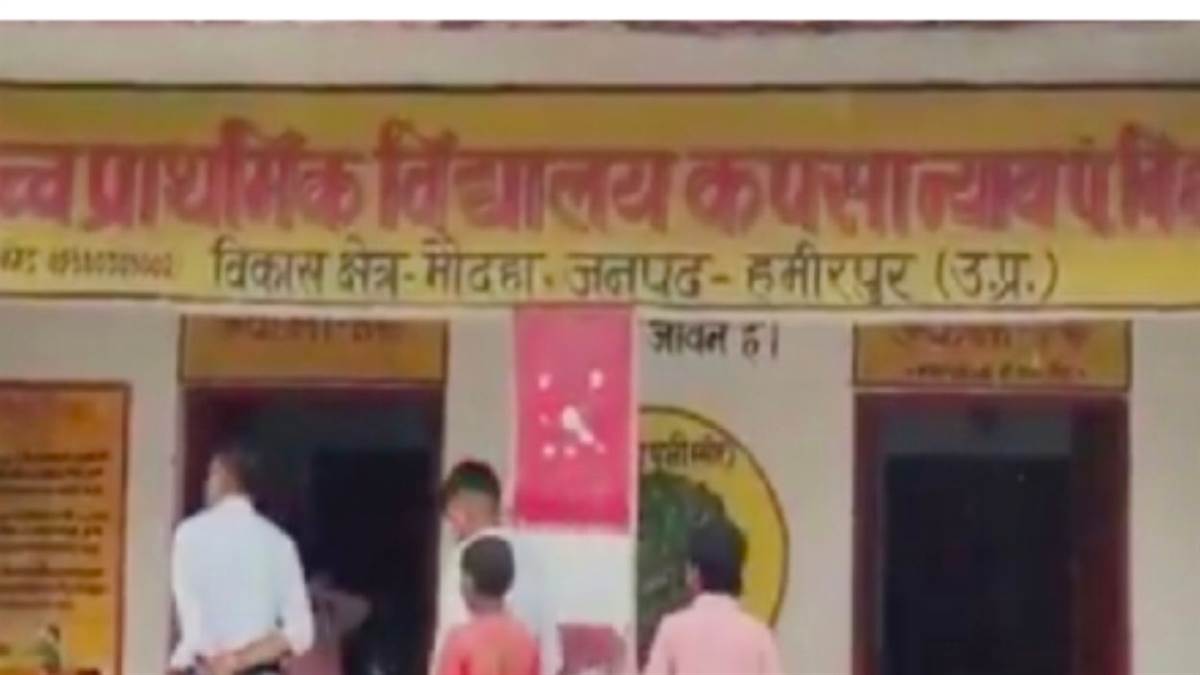 https://www.jagranimages.com/images/newimg/11082025/11_08_2025-hamirpur_news_government_school_teacher_absent_24010054.jpg