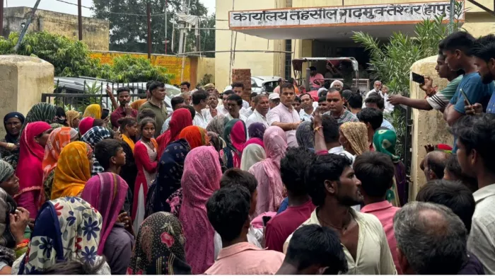बाढ़ प्रभावित गांवों की महिलाओं का चारे को लेकर तहसील में हंगामा।