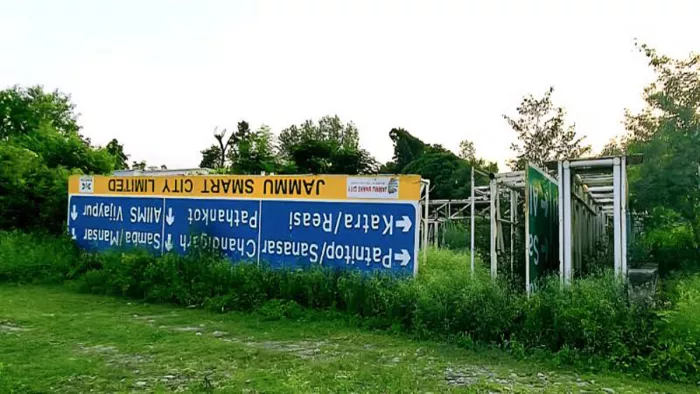 सड़क चौड़ीकरण में करोड़ों के साइनेज तोड़े।