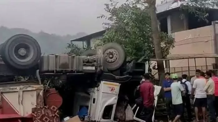 जिला कांगड़ा के कालोहा में दुर्घटनाग्रस्त ट्रक।