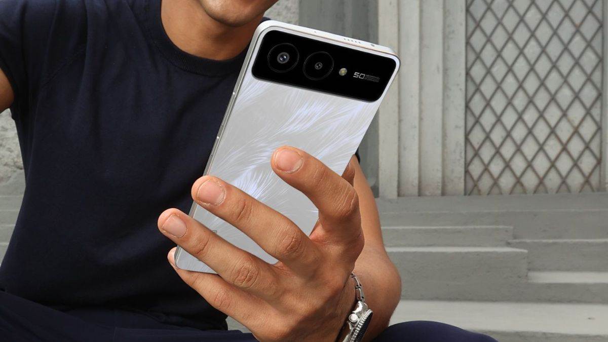 https://www.jagranimages.com/images/newimg/11082025/11_08_2025-lava_blaze_amoled_2_5g_launched_24009934.jpg