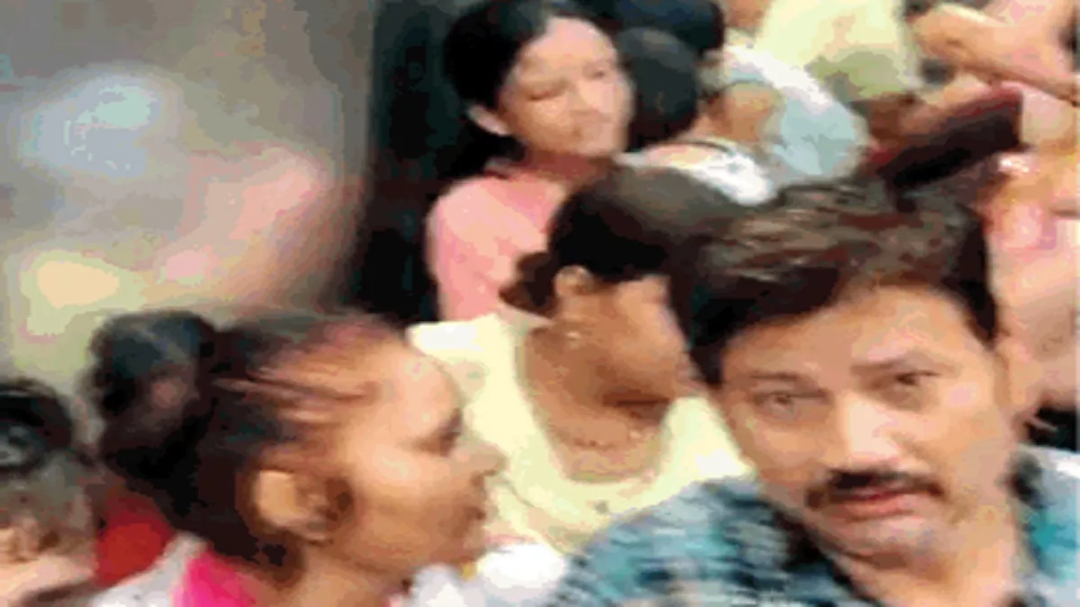 कोई दरवाजा खोलो, सांस नहीं आ रही...मेरा भाई अंदर है, Rapid Rail के मेरठ साउथ स्टेशन की लिफ्ट से आ रही थी ऐसी आवाज
