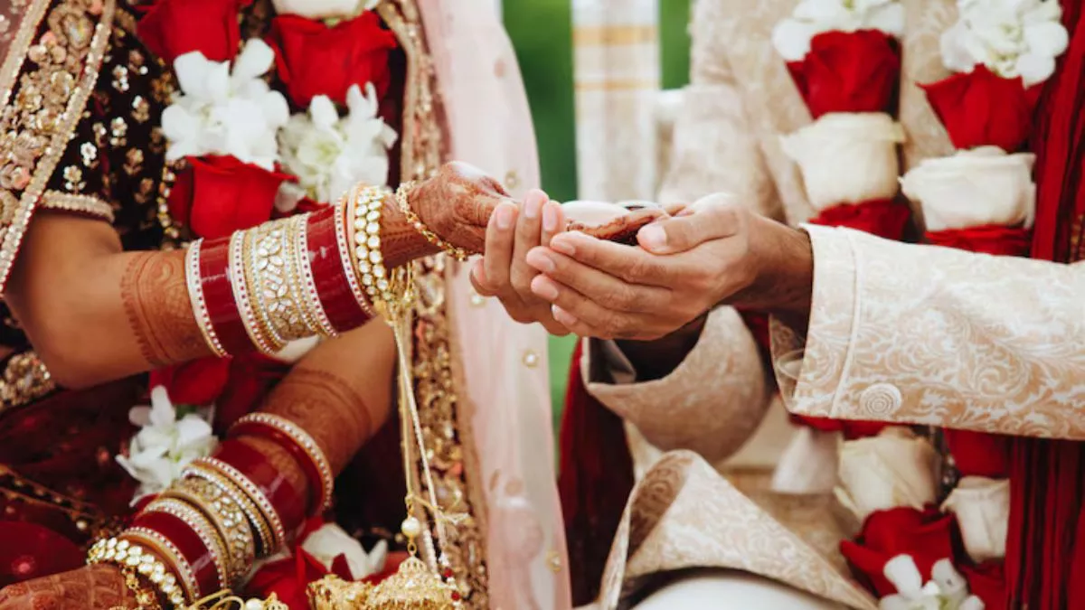शादी से पहले का प्यार अगर शर्मनाक है, तो वहीं शादी के बाद क्यों बन जाता है सम्मानजनक?
