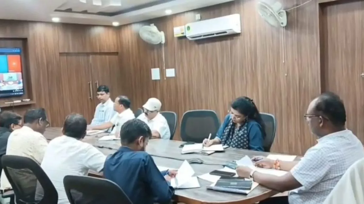 यूपी में जिलाधिकारी कर रहे थे मीटिंग, अचानक बड़ी स्क्रीन पर चल गई PORN, अधिकारी रह गए हक्के-बक्के!