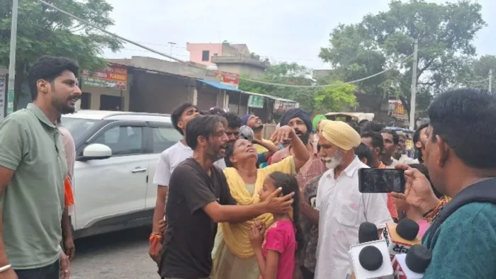 पुलिस ने भाई को हिरासत में रखा तो रोष में हाईटेंशन बिजली टावर पर चढ़ गया युवक।