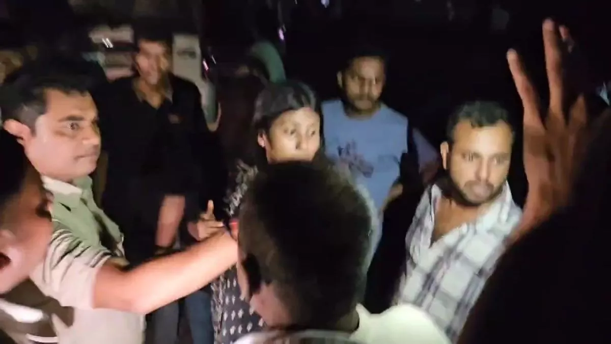 मोतिहारी में पहले दंपती को रोका, फिर गाड़ी पर बैठाने का प्रयास; वीडियो वायरल होने के बाद दारोगा सस्पेंड